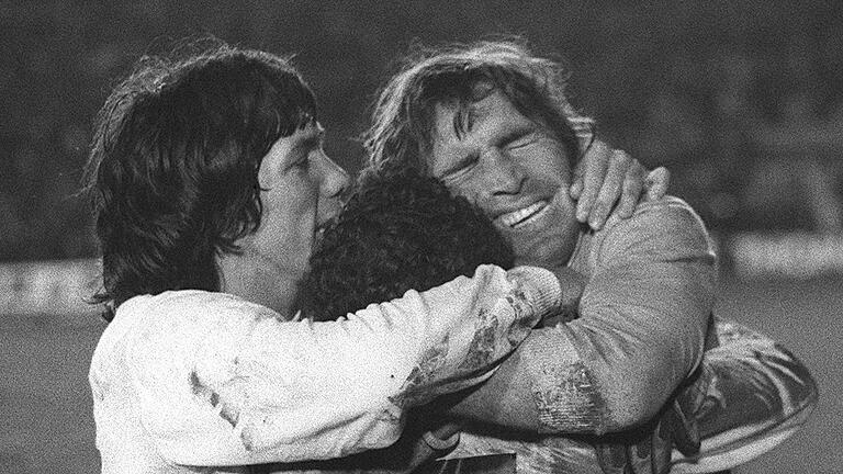 Argentiniens Torhüter Hugo Gatti getorben       -  Hugo Gatti (r) feiert 1977 den Sieg im Elfmeterschießen in der Copa Libertadores.