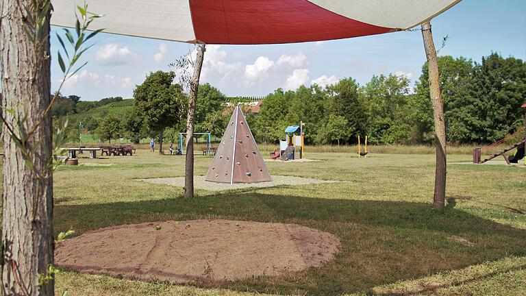 Mit Blick auf die Weinberge: Der Spielplatz in Volkach befindet sich auf der Hauptstraße Richtung Fahr. Mit Blick auf die Weinberge: Der Spielplatz in Volkach befindet sich auf der Hauptstraße Richtung Fahr. 