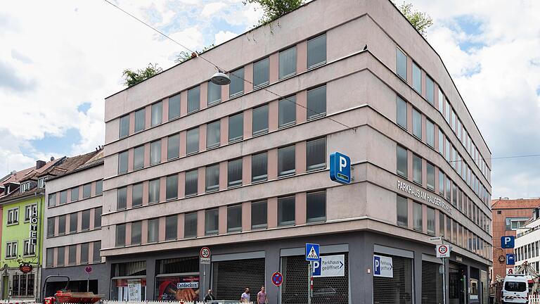 Das Parkhaus in der Haugerpfarrgasse, schräg gegenüber von Stift Haug, wurde am 1. Mai 1960, also vor 60 Jahren, eröffnet. Das Parkhaus in der Haugerpfarrgasse, schräg gegenüber von Stift Haug, wurde am 1. Mai 1960, also vor 60 Jahren, eröffnet.