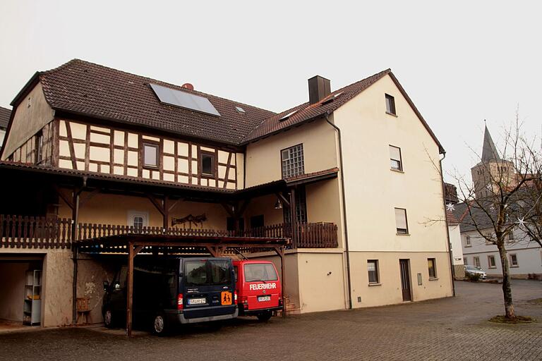 Das Gasthaus ergänzt auch eine Terrasse sowie im Obergeschoss ein Saal. Das Gasthaus ergänzt auch eine Terrasse sowie im Obergeschoss ein Saal.