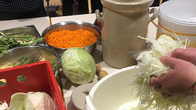 Selbst Hand anlegen bei der Fermentierung von frischem Gemüse wie Weißkraut, Möhren und Kohlrabi. Selbst Hand anlegen bei der Fermentierung von frischem Gemüse wie Weißkraut, Möhren und Kohlrabi.