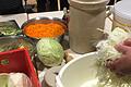 Selbst Hand anlegen bei der Fermentierung von frischem Gemüse wie Weißkraut, Möhren und Kohlrabi.