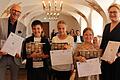 Strahlende Gesichter bei Max Martin, Leni Göttemann  und Emilia Sauer (von links) aus der Klasse 4b der Grundschule Volkach bei der Urkundenverleihung in Abensberg mit Dr. Uwe Brandl, Präsident des Bayerischen Gemeindetags (links) und Dr. Claudia Maria Pecher, Präsidentin der Deutschen Akademie für Kinder- und Jugendliteratur und Leiterin der Landesfachstelle für Büchereien und Bildung im Michaelsbund (rechts im Bild).