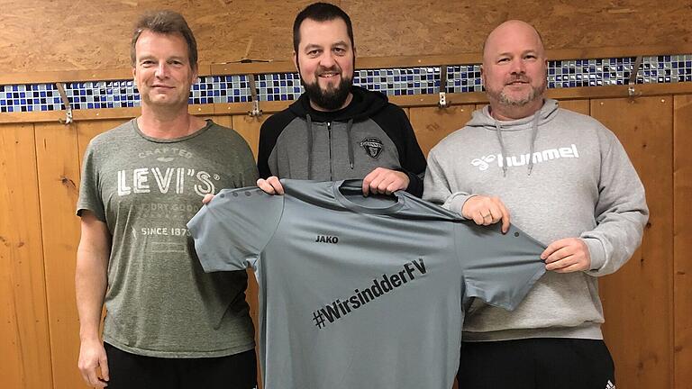 Matthias Gerhardt (rechts) wird in der kommenden Saison neuer Trainer des FV Rannungen/Pfändhausen/Holzhausen. Mit auf dem Bild: Der künftige Co-Trainer Martin Heinzmann (links) und Andreas Tschorn (2. Vorsitzender des FV).