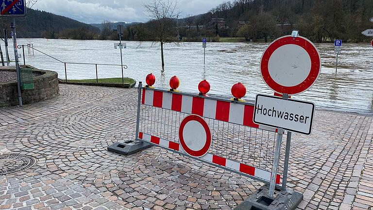 Der Parkplatz am Main in Marktheidenfeld ist nach wie vor überflutet.
