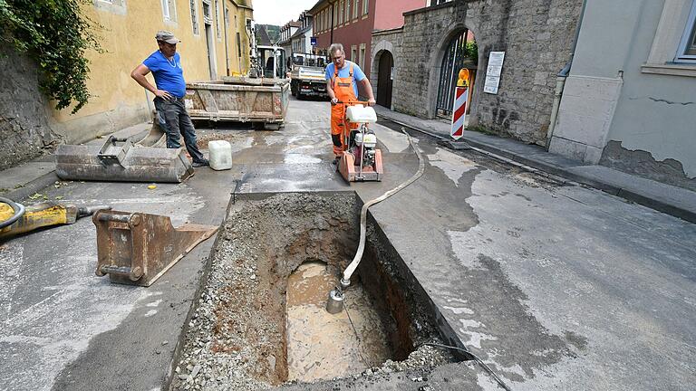 In der Kellereistraße in Ochsenfurt waren Mitarbeiter des KSO am Donnerstag damit beschäftigt, die Wasserversorgung nach einem Rohrbruch wieder herzustellen.&nbsp;