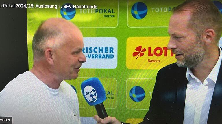 Die Rhön im Pokalfieber       -  Unser Bild zeigt  Münnerstadts Sportvorstand Günter Scheuring (links) im Interview mit Moderator Fabian Frühwirth vom Bayerischen Fußball-Verband. Kurz zuvor hatten sich die Lauerstädter für die SpVgg Unterhaching als Pokalgegner entschieden.