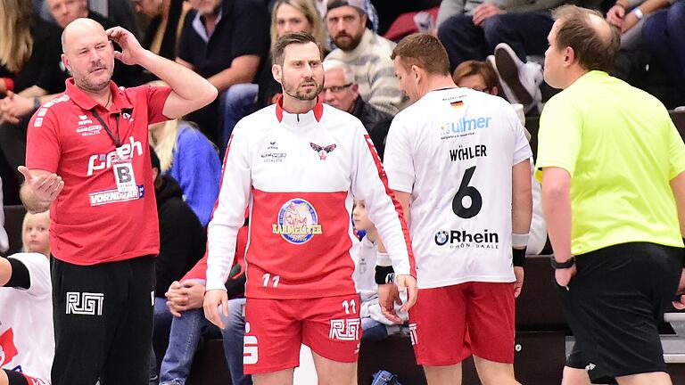 Nicht immer einverstanden mit den Entscheidungen des Schiedsrichters: HSC-Trainer Frank Ihl (links) und Co-Trainer Sebastian Kirchner.