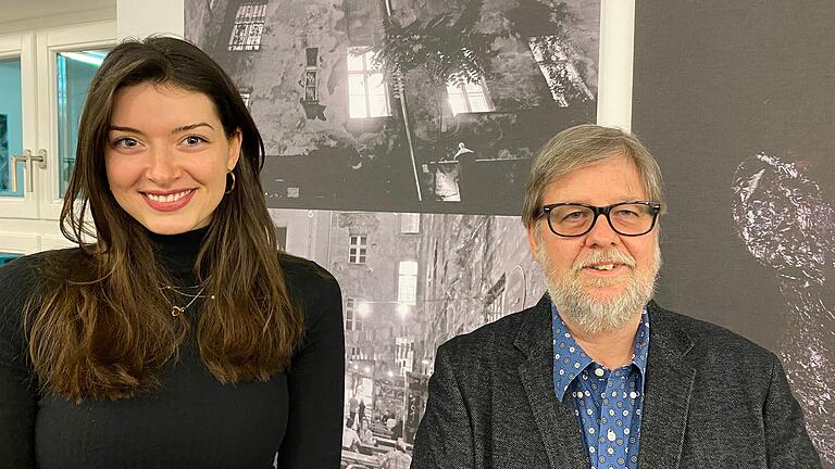 Auch die Schwarz-Weiß-Aufnahmen von Jessica Junkersdorf werden ausgestellt. Ihr ehemaliger Kunstlehrer Johannes Hock hatte ihr vorher nicht gesagt, dass ihre Kunst zu sehen sein wird. Auch die Schwarz-Weiß-Aufnahmen von Jessica Junkersdorf werden ausgestellt. Ihr ehemaliger Kunstlehrer Johannes Hock hatte ihr vorher nicht gesagt, dass ihre Kunst zu sehen sein wird.