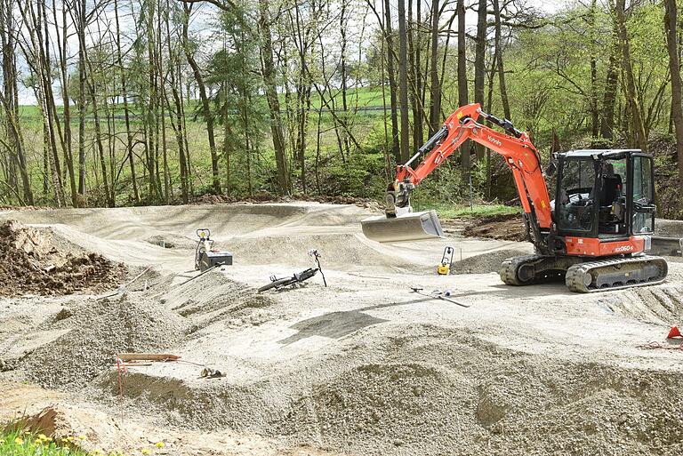 Vor einigen Tagen modellierte eine Baufirma noch das Gelände am Schullandheim von Rappershausen zu einem Pumptrack. Inzwischen ist schon der Asphalt aufgezogen.