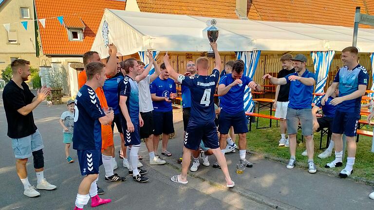 SG Lendershausen/Ostheim im Freudentaumel nach dem Erhalt des Pokals