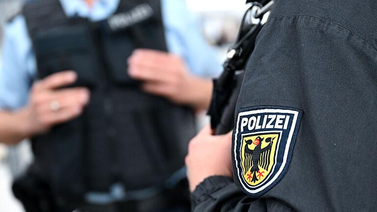 Bundespolizei am Bahnhof       -  Eine Frau hat in der Nacht eine junge Polizeibeamtin ins Bein gebissen. (Archivbild)