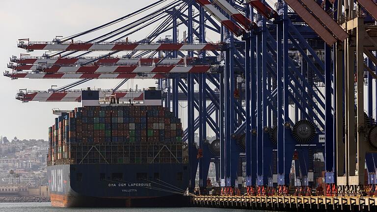 Containerschiff im Hafen von L.A. - Containerschiff liegt im Hafen von Los Angeles. Wohin führt der von US-Präsident Trump losgetretene Zollkonflikt? Containerschiff im Hafen von L.A. - Containerschiff liegt im Hafen von Los Angeles. Wohin führt der von US-Präsident Trump losgetretene Zollkonflikt?