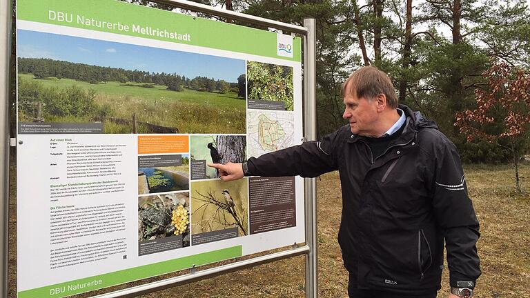 Anschauliche Tafeln informieren auf dem ehemaligen Standortübungsplatz der Mellrichstädter Bundeswehr über die Besonderheiten des DBU Naturerbes Mellrichstadt. Werner Wahmhoff von der Deutschen Bundesstiftung Umwelt hat die Entwicklung vom Truppenübungsplatz zum Naturparadies begleitet.