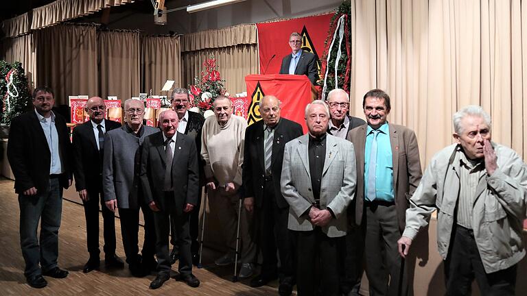 Der Erste Bevollmächtigte der Würzburger IG Metall, Werner Flierl (Zweiter von rechts) gratulierte und dankte den Jubilaren für 70 Jahre Mitgliedschaft. Links im Bild der Zweite Bevollmächtigte, Norbert Zirnsak, und Horst Schmitthenner.