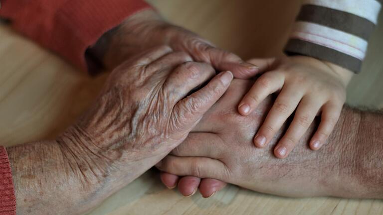 Ein Foto aus Vor-Corona-Zeit: Berührungen wie diese sind während der Corona-Krise schwieriger geworden – die Hospizarbeit der Malteser läuft Dank der vielen ehrenamtlichen Helferinnen und Helfer zwar anders, aber trotzdem weiter.