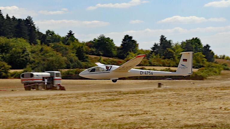 Ein Segelflieger beim Start.