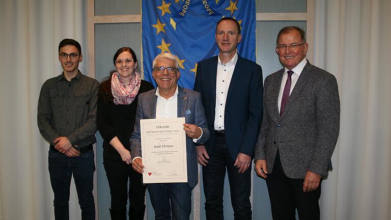 Ein dritter Preis des Partnerschaftspreises ging an die Stadt Eltmann (von links): Kolonat Wickles (Stadt Eltmann, Kasse), Susanne Holzheimer (Bezirk Unterfranken, Leiterin des Partnerschaftsreferats), &nbsp;Joachim Friedsam (Vorsitzender der Partnerschaft Landkreis Haßberge und Tricastin), Michael Ziegler (Bürgermeister der Stadt Eltmann) und Bezirkstagspräsident Erwin Dotzel.