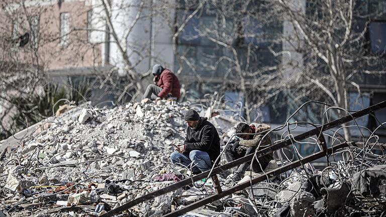 Mehr als eine Woche nach den verheerenden Erdbeben in der Türkei und in Syrien ist die Hoffnung gering, noch weitere Überlebende unter den Trümmern zu finden. Eine Gruppe deutscher Bestatter hilft aktuell ehrenamtlich bei den Bergungsarbeiten im Krisengebiet.