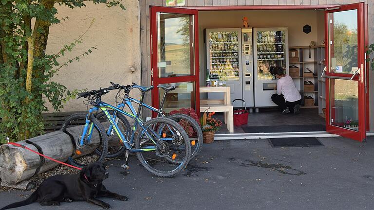 Eine komplette Brotzeit können sich Kundinnen und Kunden aus dem 'Regiomaten' der Familie Keil in Hüttenheim holen.