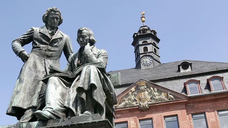 Brüder Grimm-Denkmal in Hanau       -  Forscher wollen die Märchen-Handbibliothek der Brüder Grimm digitalisieren, um sie öffentlich zugänglich zu machen. (Archivbild)