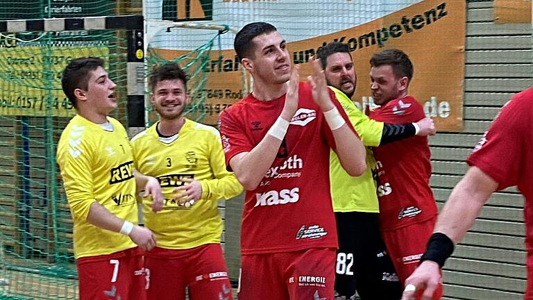 Zwei Siege in Folge machen's möglich: Beim TSV Lohr (vorne mit Jakob Röder nach dem 22:20-Heimerfolg gegen die DJK Waldbüttelbrunn am 25. Januar) herrscht gute Stimmung. Zwei Siege in Folge machen's möglich: Beim TSV Lohr (vorne mit Jakob Röder nach dem 22:20-Heimerfolg gegen die DJK Waldbüttelbrunn am 25. Januar) herrscht gute Stimmung.