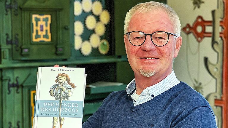 Der Historiker und Autor Dr. Kai Lehmann mit seinem Buch „Der Henker des Herzogs“ - Der Historiker und Autor Dr. Kai Lehmann mit seinem Buch „Der Henker des Herzogs“ Der Historiker und Autor Dr. Kai Lehmann mit seinem Buch „Der Henker des Herzogs“ - Der Historiker und Autor Dr. Kai Lehmann mit seinem Buch „Der Henker des Herzogs“