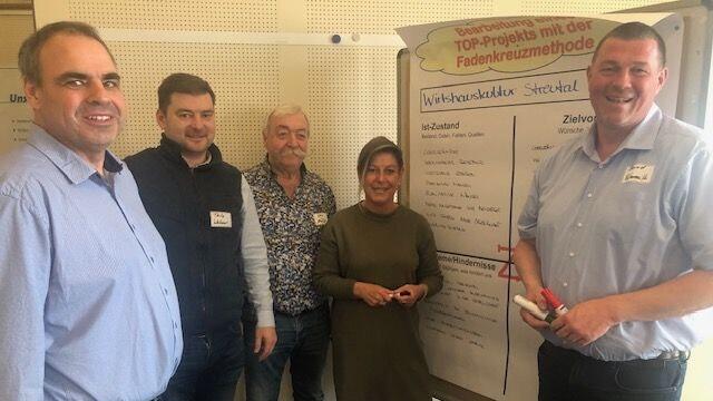 Ein Top-Projekt mit Dringlichkeitsfaktor: das Thema Wirtshauskultur Streutal. Darüber stellte die Arbeitsgruppe mit (von rechts) Bernd Roßmanith (zweiter Bürgermeister Mellrichstadt),Nicole Seemann (AM-Vorsitzende Mellrichstadt), Otto Müller (zweiter Bürgermeister Stockheim), Thilo Wehner (Bürgermeister Sondheim/Rhön)und VG-Chef Peter Hehn (Mellrichstadt) plausible Vorschläge zur Diskussion. Ein Top-Projekt mit Dringlichkeitsfaktor: das Thema Wirtshauskultur Streutal. Darüber stellte die Arbeitsgruppe mit (von rechts) Bernd Roßmanith (zweiter Bürgermeister Mellrichstadt),Nicole Seemann (AM-Vorsitzende Mellrichstadt), Otto Müller (zweiter Bürgermeister Stockheim), Thilo Wehner (Bürgermeister Sondheim/Rhön)und VG-Chef Peter Hehn (Mellrichstadt) plausible Vorschläge zur Diskussion.
