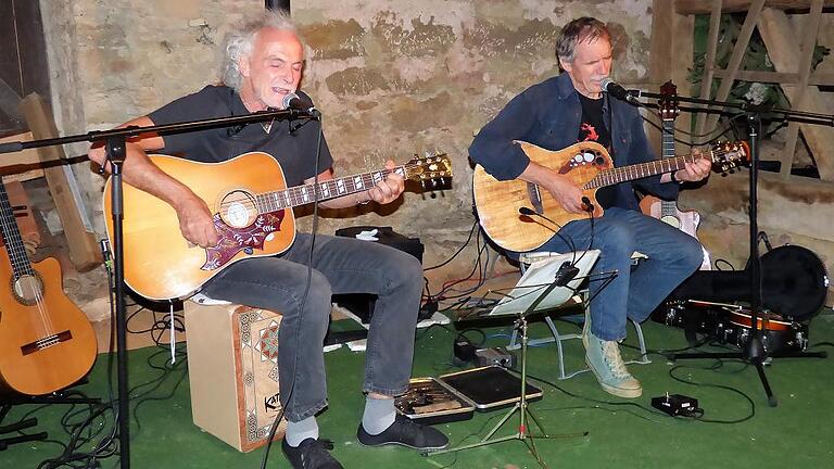 Getreu dem Motto &bdquo;Weniger ist mehr&ldquo; verzichteten Urban Huber-Wölfle und Eberhard Jäckle alias &bdquo;Goschehobel&ldquo; bei ihrem Auftritt in Stockheim auf alles, was vom Kern ihrer Musik ablenken könnte.