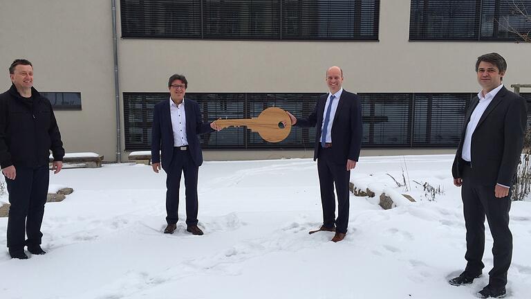 Schlüsselübergabe an den neuen Realschul-Rektor in Mellrichstadt: So wie der langjährige Schulchef Ulrich Kluge mit dem Anbau an die Realschule will auch sein Nachfolger Christian Schmitt bei der anstehenden Sanierung der alten Schulgebäude Spuren hinterlassen. Im Bild (von links) Elternbeiratsvorsitzender Klaus Graf, Ulrich Kluge, der neue Schulleiter Christian Schmitt und Bürgermeister Michael Kraus.