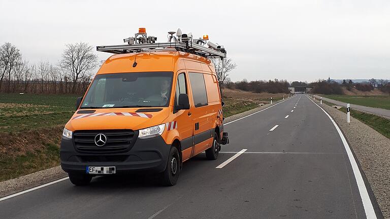 Ein Messfahrzeug bei der Bildaufnahme auf der im Jahr 2020 ausgebauten Kreisstraße SW 40 zwischen Herlheim und Alitzheim.