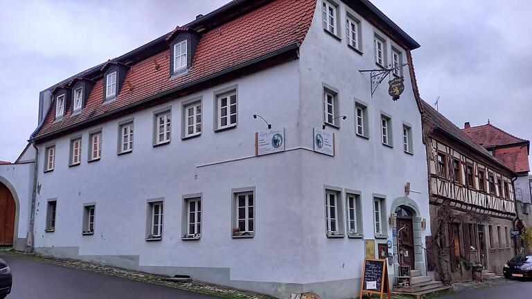 Das einst so beliebte Gasthaus 'Zum Bären', die älteste Wirtschaft in Mainbernheim, steht zum Verkauf. Ein Verein möchte daraus ein Auszeithaus für sexuell misshandelte Menschen machen.&nbsp;