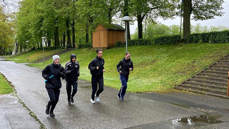 LAZ Kreis Würzburg 4x100m Staffel beim Aufwärmen (von links): Nelly Oswald, Julie Denkey, Sara Ahoefa Weidner und Matilda Hoos.