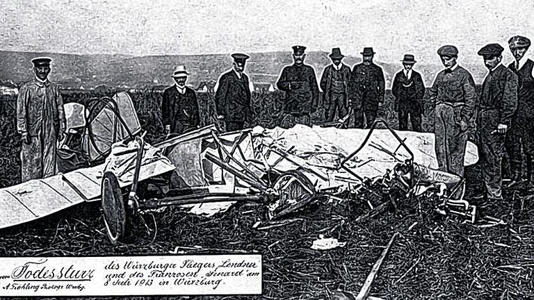 Das Flugzeugwrack: Ein Foto der Überreste der Maschine, mit der Leo Lendner und Albert Sénard am 8. Juli 1913 auf dem Rückflug vom Sanderrasen zum Galgenberg abstürzten, wurde als Ansichtskarte verkauft.