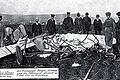 Das Flugzeugwrack: Ein Foto der Überreste der Maschine, mit der Leo Lendner und Albert Sénard am 8. Juli 1913 auf dem Rückflug vom Sanderrasen zum Galgenberg abstürzten, wurde als Ansichtskarte verkauft.