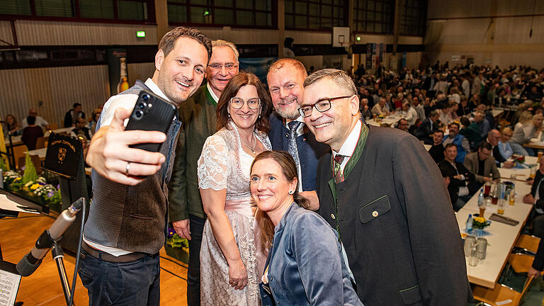Mit 'Politik und guter Laune' verbringen rund 900 Menschen am Freitag 07.03.25 einen gemeinsamen Jubiläumsabend 30. CSU-Starkbieranstich in der Höllberghalle in Kürnach. Der Festredner war 2025 Dr. Florian Herrmann, MdL, Leiter der Bayerischen Staatskanzlei, bei übervoller Halle.