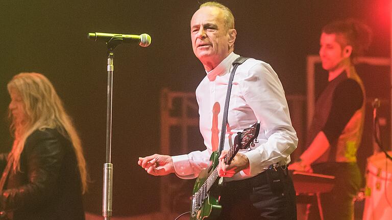 Francis Rossi im April 2018 bei 'Rock meets Classic' in der Würzburger s.Oliver Arena