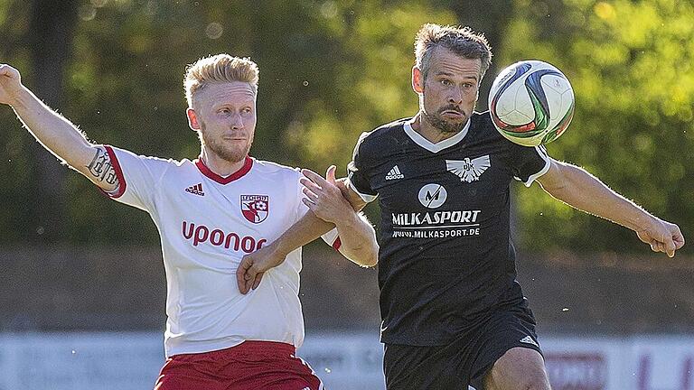 Lässt sich nicht entmutigen: DJK-Spielertrainer Michael Reugels (rechts, hier im Duell mit dem Haßfurter Jannik Full), hofft zu Hause gegen Sennfeld auf weitere Punkte.