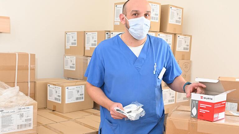 René Hemmerich, Mitarbeiter im Zentrallager der Main-Klinik,&nbsp; in einem der zusätzlichen Lagerräume, in denen sich die Kartons mit Schutzmaterialien stapeln. Der Vorrat reicht für die nächsten drei Monate.