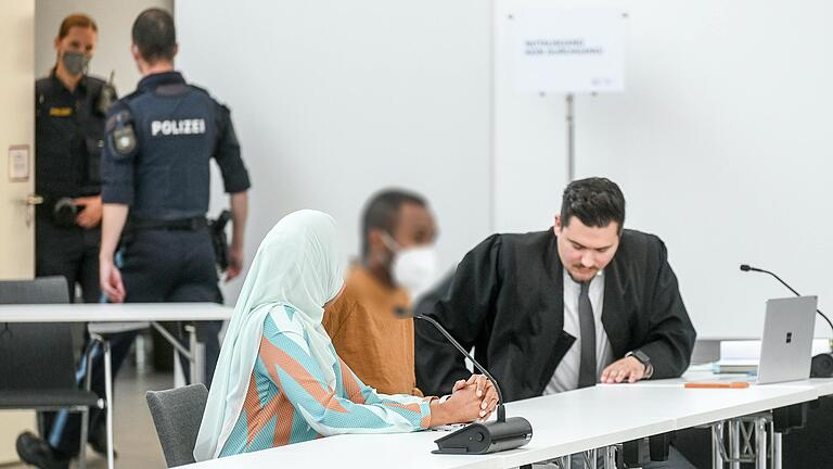 Verteidiger Tilman Michler (rechts) im Gespräch mit dem Beschuldigten. Die Somali-Dolmetscherin übersetzt während und am Rande des Prozesses jedes Wort simultan.