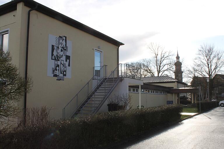 Die Sanierung des katholischen Kindergartens Mellrichstadt ist dringend erforderlich. Im Dezember wurde in einer nichtöffentlichen Sitzung eine Machbarkeitsstudie für die Generalsanierung beziehungsweise für einen Neubau beauftragt.