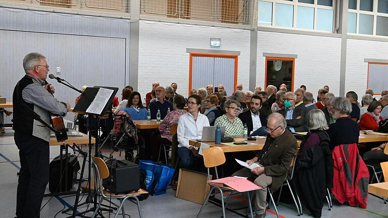 Über 150 Besucherinnen und Besucher in der Fest- und Turnhalle in Großrinderfeld erlebten den Dialektnachmittag mit vielen Facetten, hier ein musikalischer Beitrag von Roland Scherer. Über 150 Besucherinnen und Besucher in der Fest- und Turnhalle in Großrinderfeld erlebten den Dialektnachmittag mit vielen Facetten, hier ein musikalischer Beitrag von Roland Scherer.