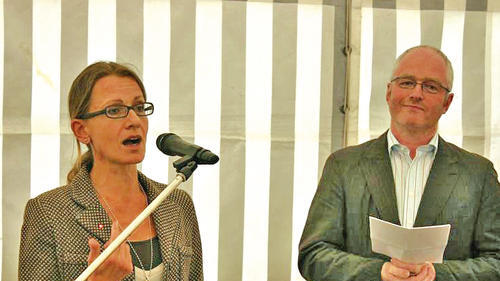 Beim Richtfest: Geschäftsführerin Anke Schäflein (links) und Vorsitzender Johannes Simon von der Caritas erläuterten das Konzept der Seniorenwohnanlage &bdquo;Haighöfe&ldquo; in Knetzgau.