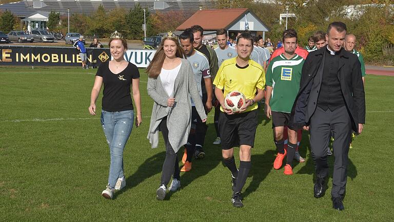 Deutsche Weinprinzessin Klara Zehnder, Randersackers Weinprinzessin Madeleine Füssl und Pfarrer Tobias Fuchs liefen gemeinsam mit den Mannschaften aus Randersacker und Kleinochsenfurt im Stadion ein.
