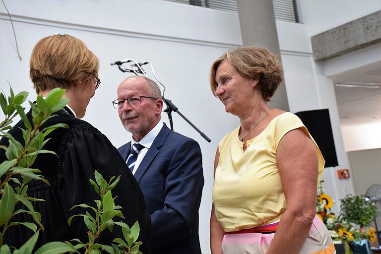 Regionalbischöfin Gisela Bornowski entpflichtete Winfried Malcher von seinem Dienst. Sie segnete ihn und seine Frau Jutta.