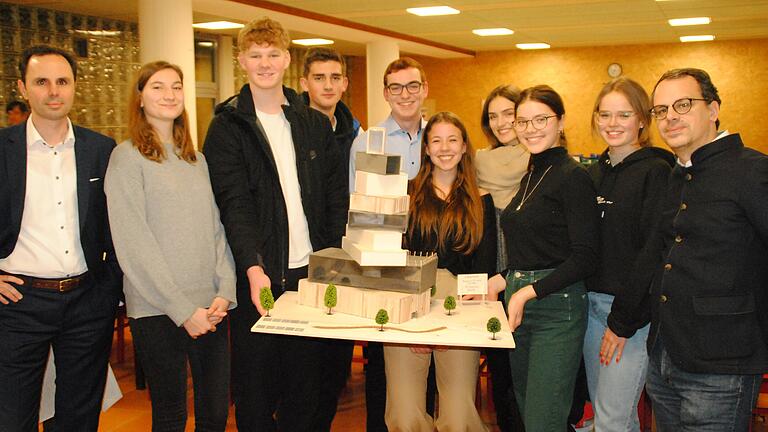 Schüler des Egbert-Gymnasiums präsentierten ihre Seminararbeiten und ihre Modelle aus dem Bereich der Architektur. Das Bild zeigt (von links): Schulleiter Markus Binzenhöfer, Laura Lichtlein, Luis Böhm, Justus Störk, Benedikt Wintzheimer, Raphaela Kestler, Helen Volk, Susanna Christ, Friederike Stibbe und Kunst-Lehrer Matthias Held.