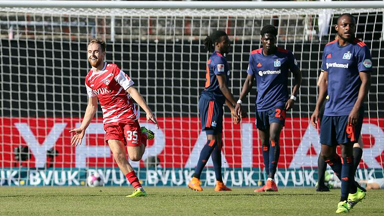 Ein strahlender Nachmittag am Dallenberg: Martin Hasek bejubelt seinen Treffer zum 1:0. Die HSV-Akteure schauen bedröppelt drein.