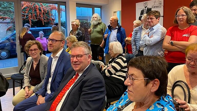 Verhaltene Stimmung bei der Würzburger SPD im Parteihaus in der Semmelstraße: die beiden Direktkandidaten Alexander Kolbow (vorne links) und Volkmar Halbleib (vorne rechts), ganz links die Würzburger SPD-Vorsitzende Freya Altenhöner.&nbsp;