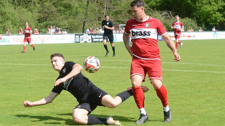 Lino Schramm (links) von der DJK Schwebenried/Schwemmelsbach verliert in dieser Szene den Ball an Patrick Amrhein von der TuS Frammersbach. Die DJK verlor das Main-Spessart-Derby in der Fußball-Landesliga Nord in Frammersbach und verharrt auf einem Relegationsplatz.