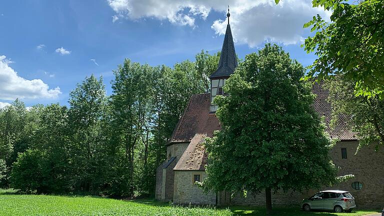 In Wässerndorf führt der Weg an der Kirche St. Cyriakus aus dem 15. Jahrhundert vorbei.